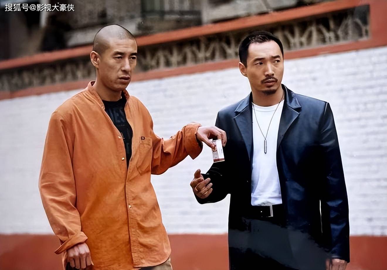 而后又连续与许多明星搭档,出演了《鸡犬不宁》《无处藏身》《不是闹