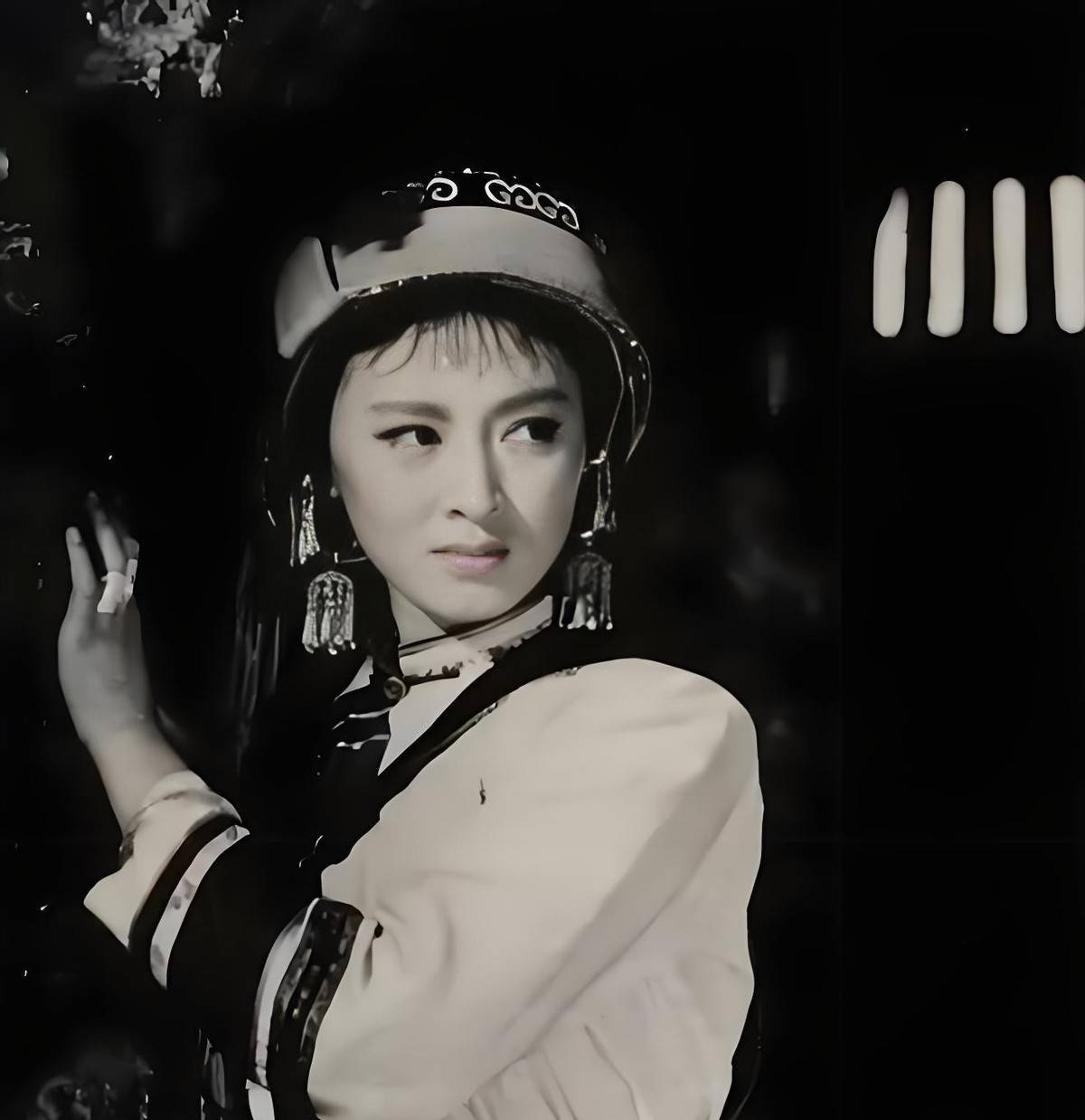 杨丽坤10张晚年照片张张令人心痛害她的人竟有昔日姐妹?