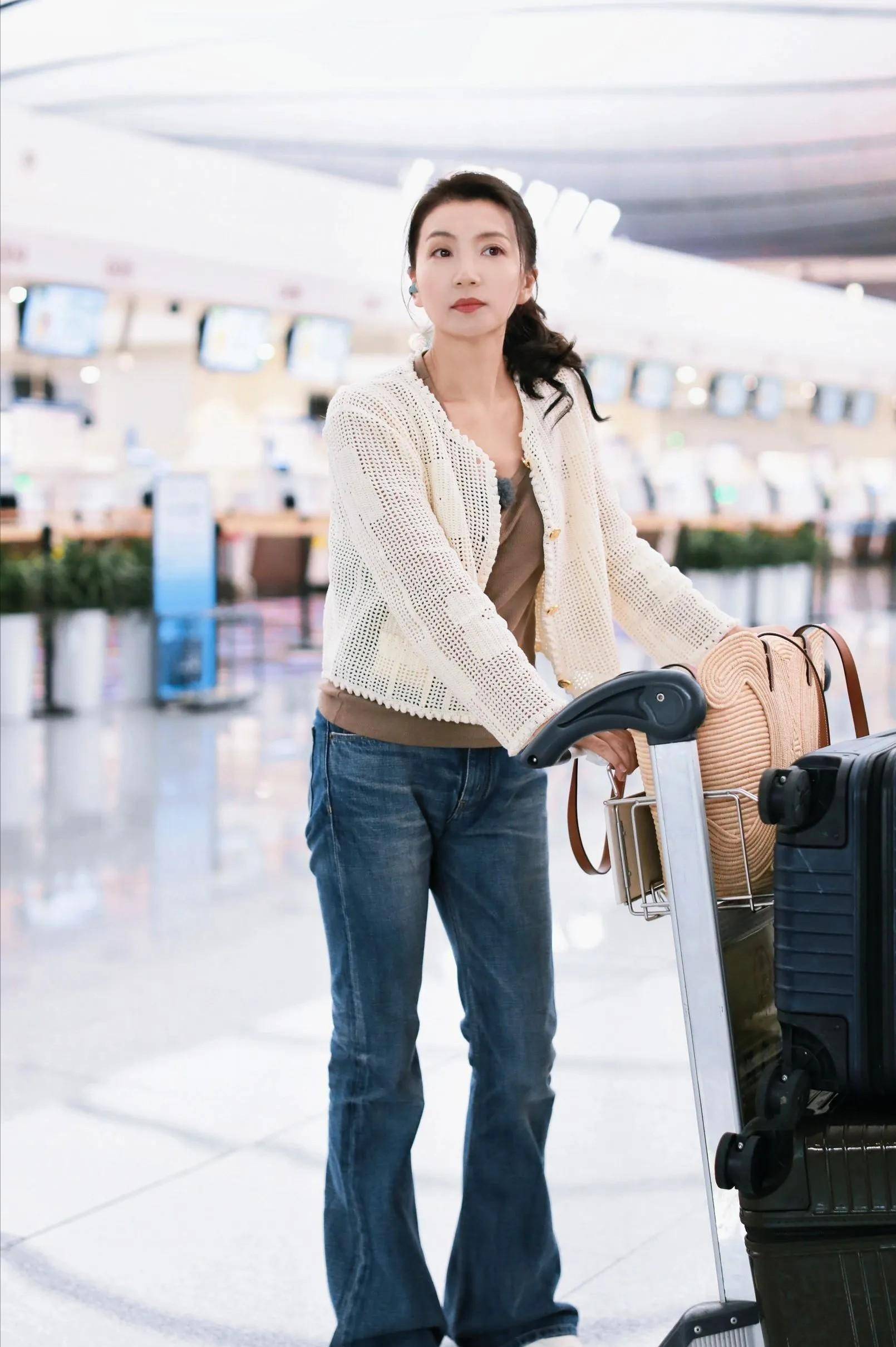 45岁陈好近照曝光!衣着邋遢三角区显眼,网友:老到不敢认