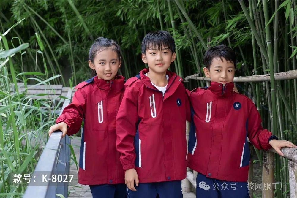 酒红色冲锋衣搭配：解锁秋冬时尚新风尚