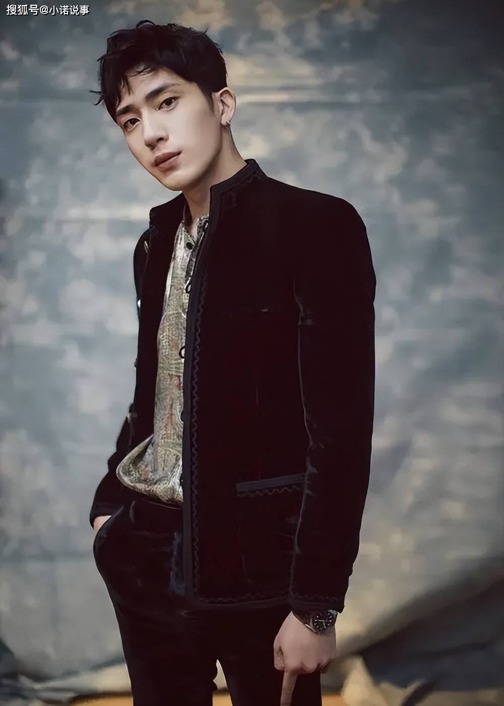 井柏然:出生28天被抛弃,60岁奶奶捡废品将他养大,成名后亲生父母想