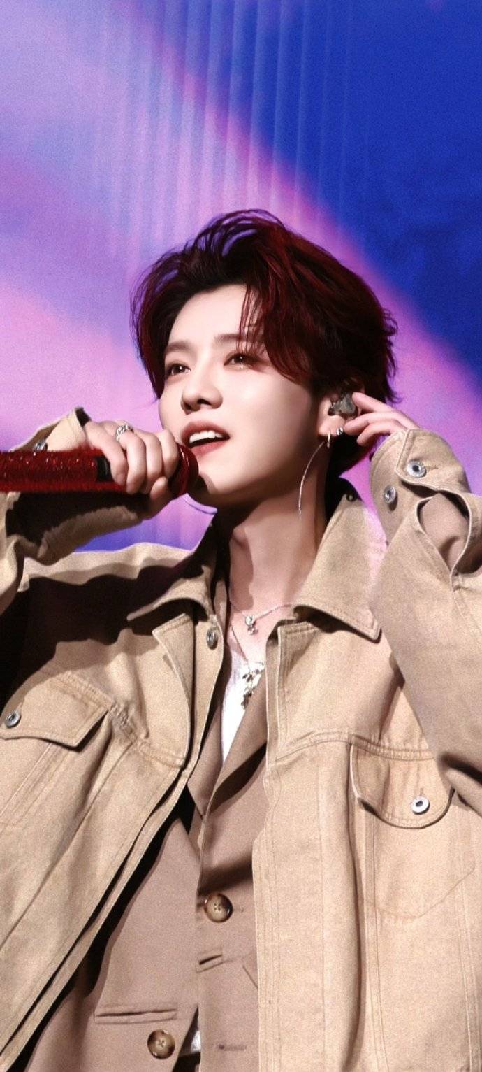 34岁鹿晗为了耍帅豁出去了,脸上打了9个钉,光看着就感觉很疼!