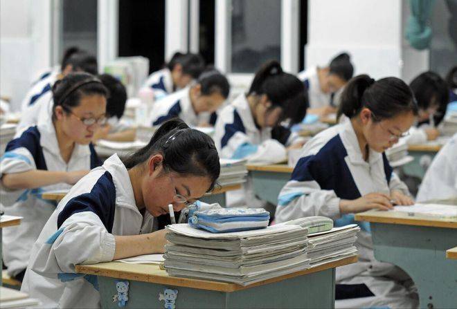 [独家深度]班主任不准15岁男生晚自习上厕所，家长曝造成孩子厌学-班主任不让学生上学怎么办