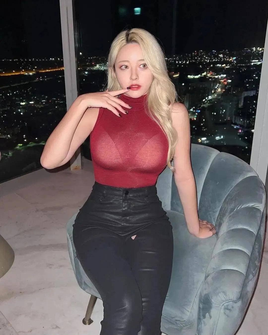 36d完美身材搭配曼妙身姿,s型曲线堪称自然界的鬼斧神工!