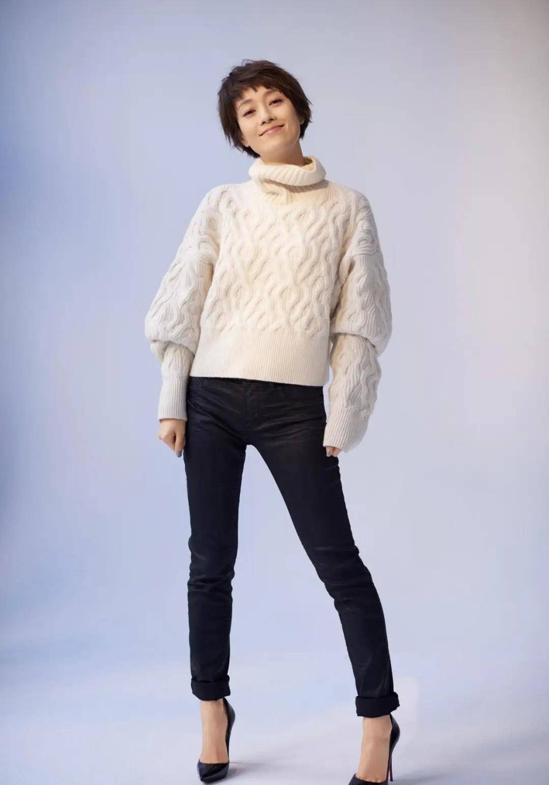 马伊琍现身活动变化大,太瘦了腿有点弯曲,穿裙子配长裤时尚感很强!