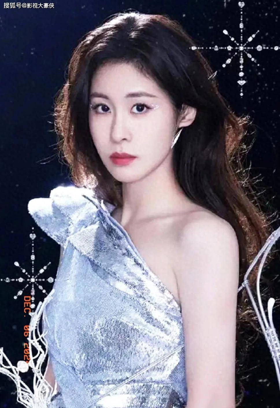 张碧晨现身江苏宜兴窑湖小镇,女神形象碎一地,个子矮腿并不拢_华晨宇