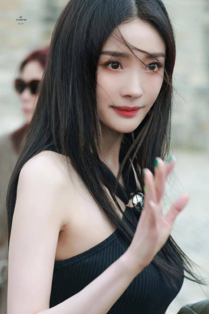 当红女星杨幂各类性感写真!肤白貌美魔鬼身材绝对火辣