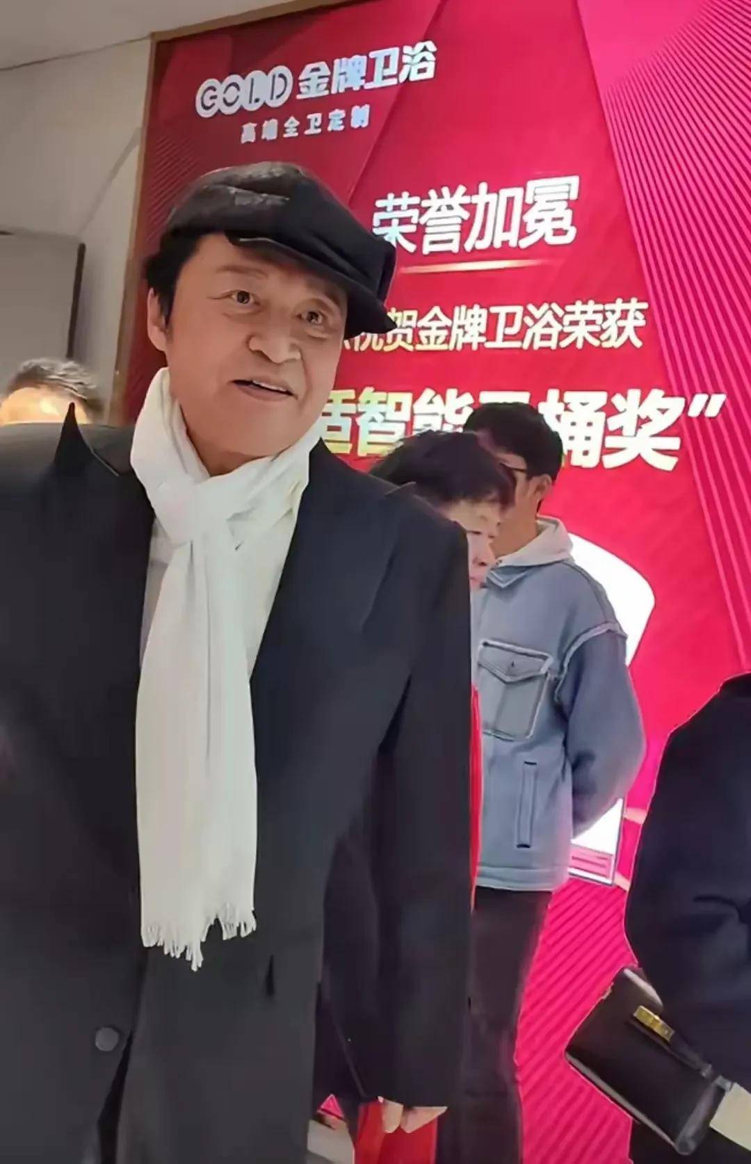 咆哮帝马景涛近照曝光,63岁又胖又老,眼袋松弛差点认不出