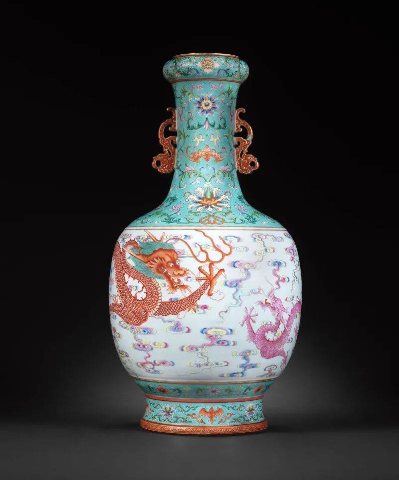 【縷】中国美術 大清乾隆年製 粉彩青磁浮雕唐草文抱月瓶 古玩