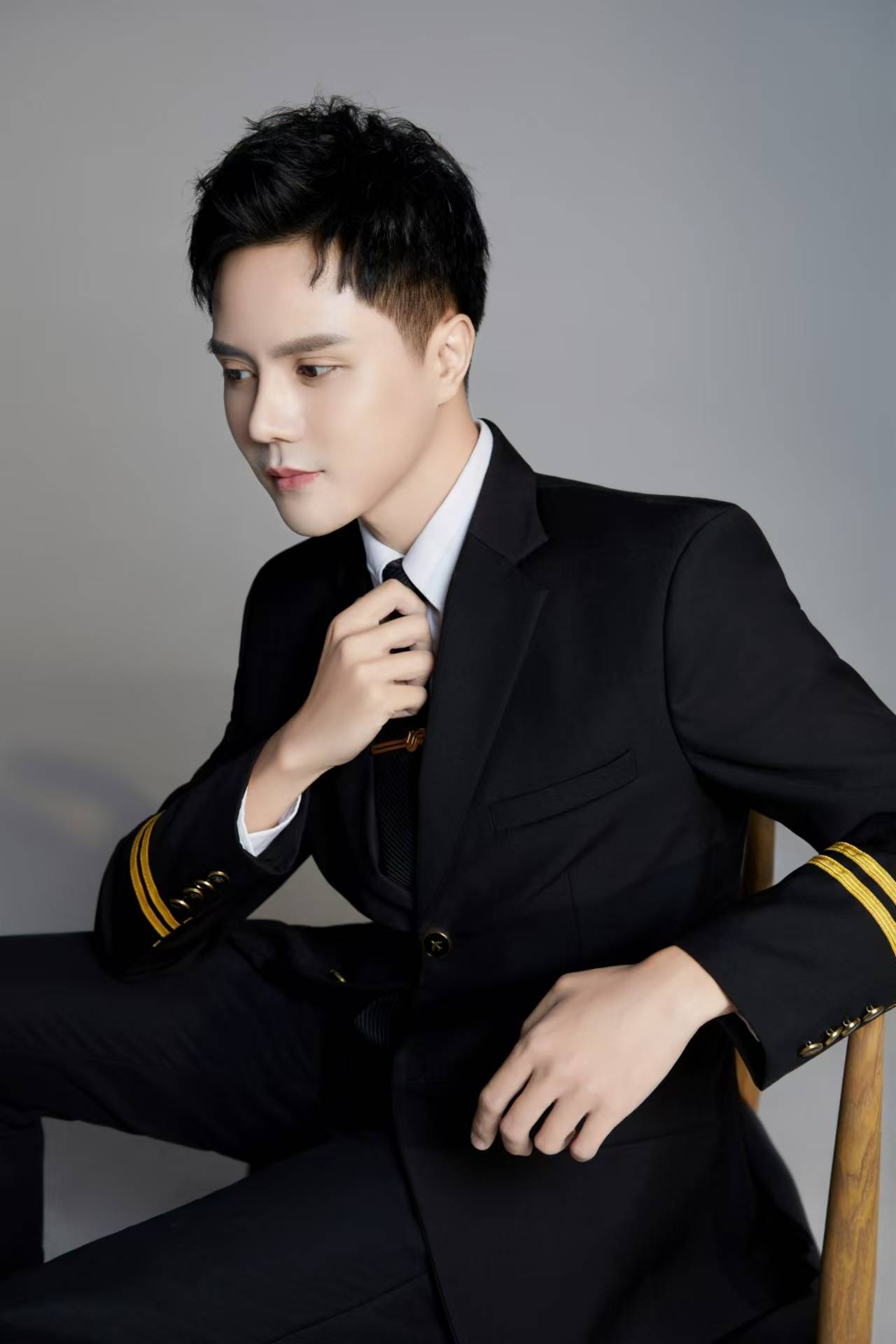 华语歌手王鹏宇受邀加盟明星春晚,星途璀璨引期待