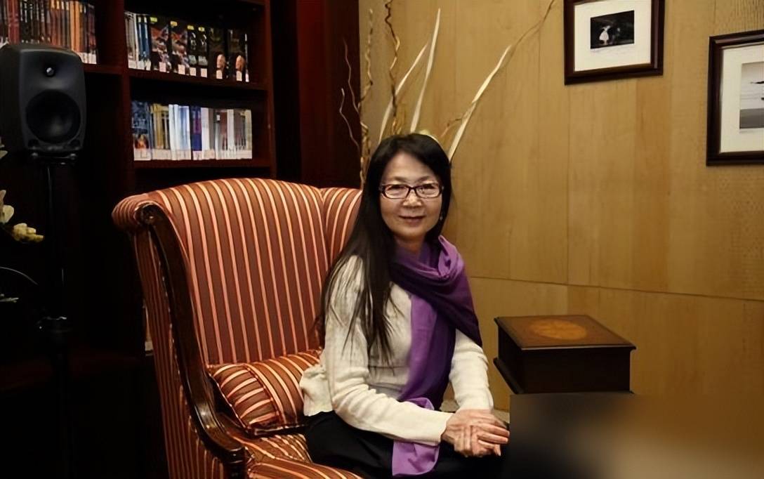 作曲家雷蕾,32岁成名,次年嫁给作词人,与公婆同住11年相安无事