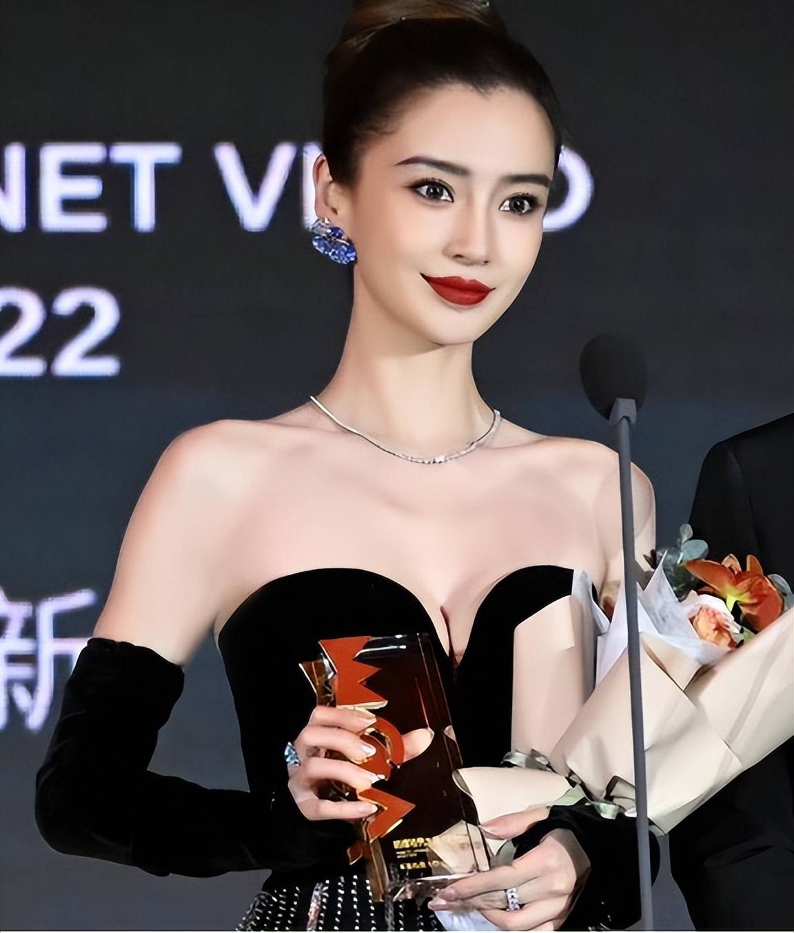 她可以通过适当的方式表达自己的哀悼和尊重比如发布一条微博或者