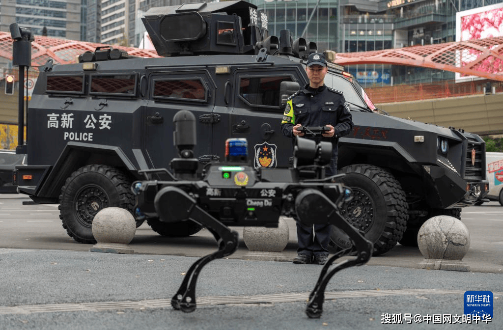 四川成都:智能巡防新亮点 警用机器狗上岗巡逻
