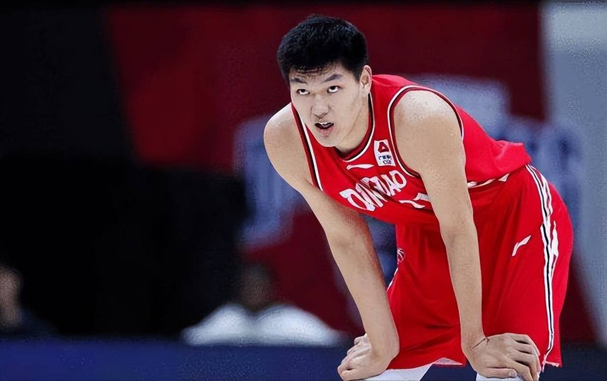 内线对决:周琦10中4罚球8中3梦游,遭刘传兴21 10 8前板完爆