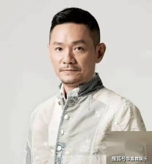 15年前,他在爱妻葬礼上哭到昏阙发誓永不再娶,如今怎么样了_靖霖_佟欣