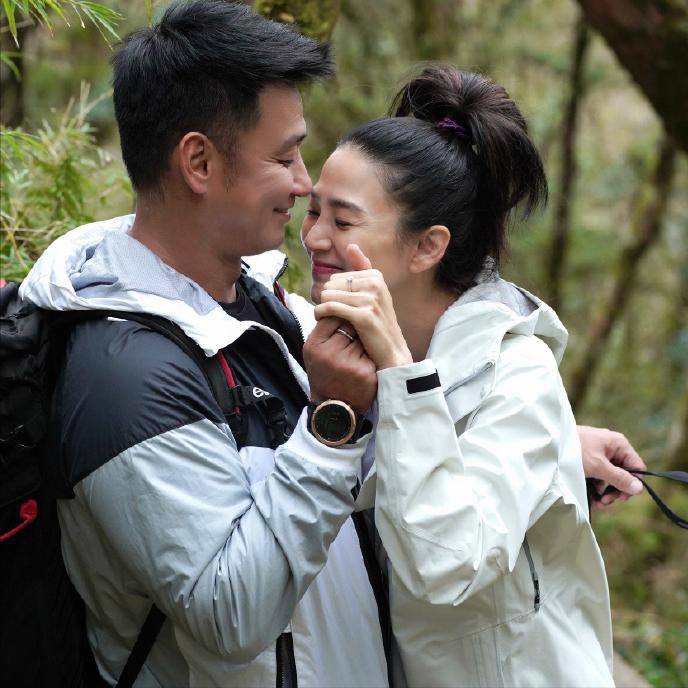 46岁的洪小铃官宣结婚怀孕,双喜临门,老公张天霖晒婚纱照