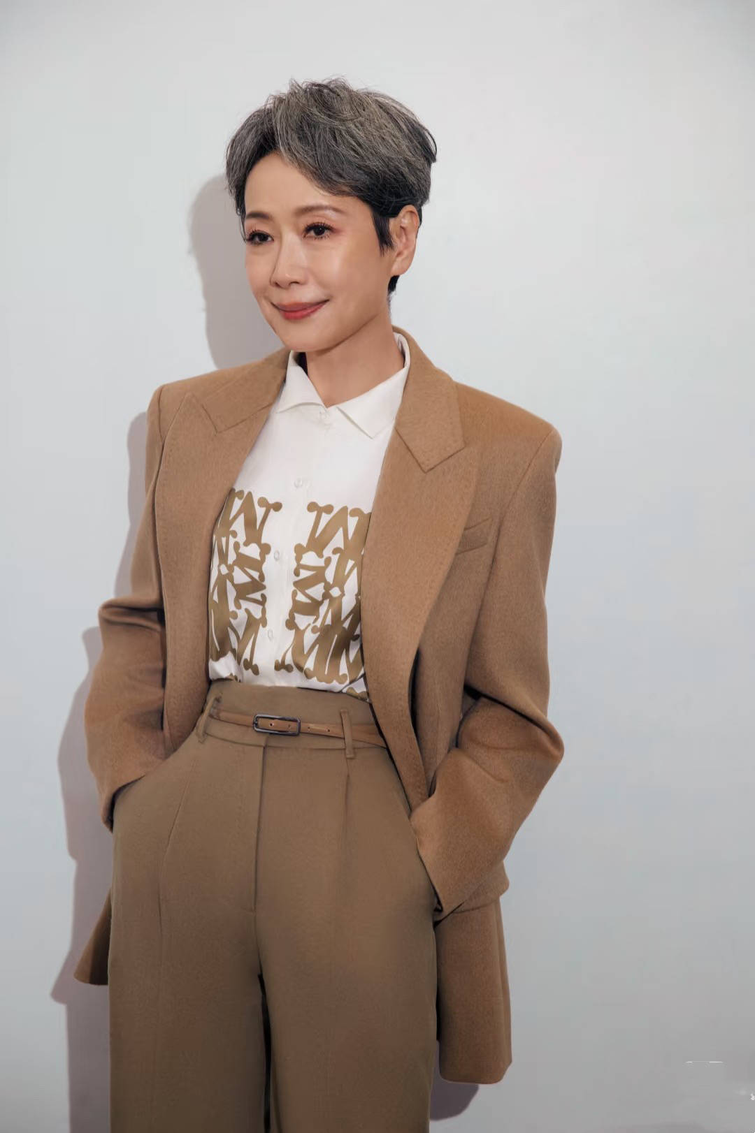 原创看61岁叶童我悟了白发不染衣穿素色首饰不多美得从容体面
