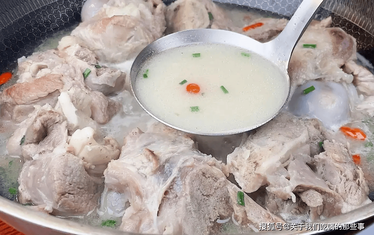 炖大骨头汤，直接入锅煮就错了，多加2步，骨汤浓白不腥，好喝_小时_处理_开水