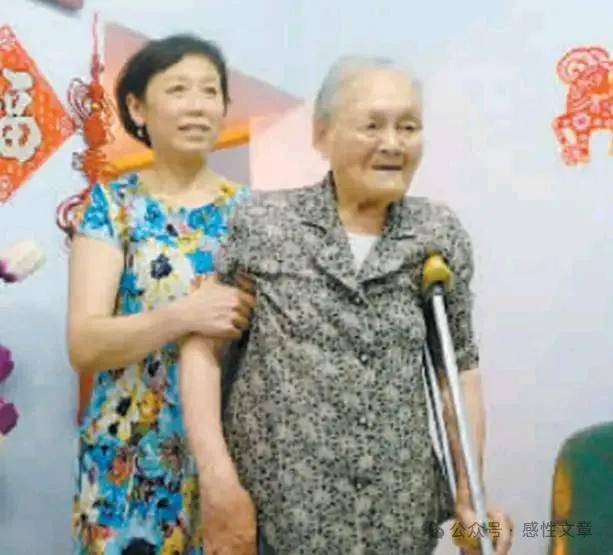 四川5名子女,把亲妈送进养老院,转头却把保姆当亲妈侍奉,坚守在病床前