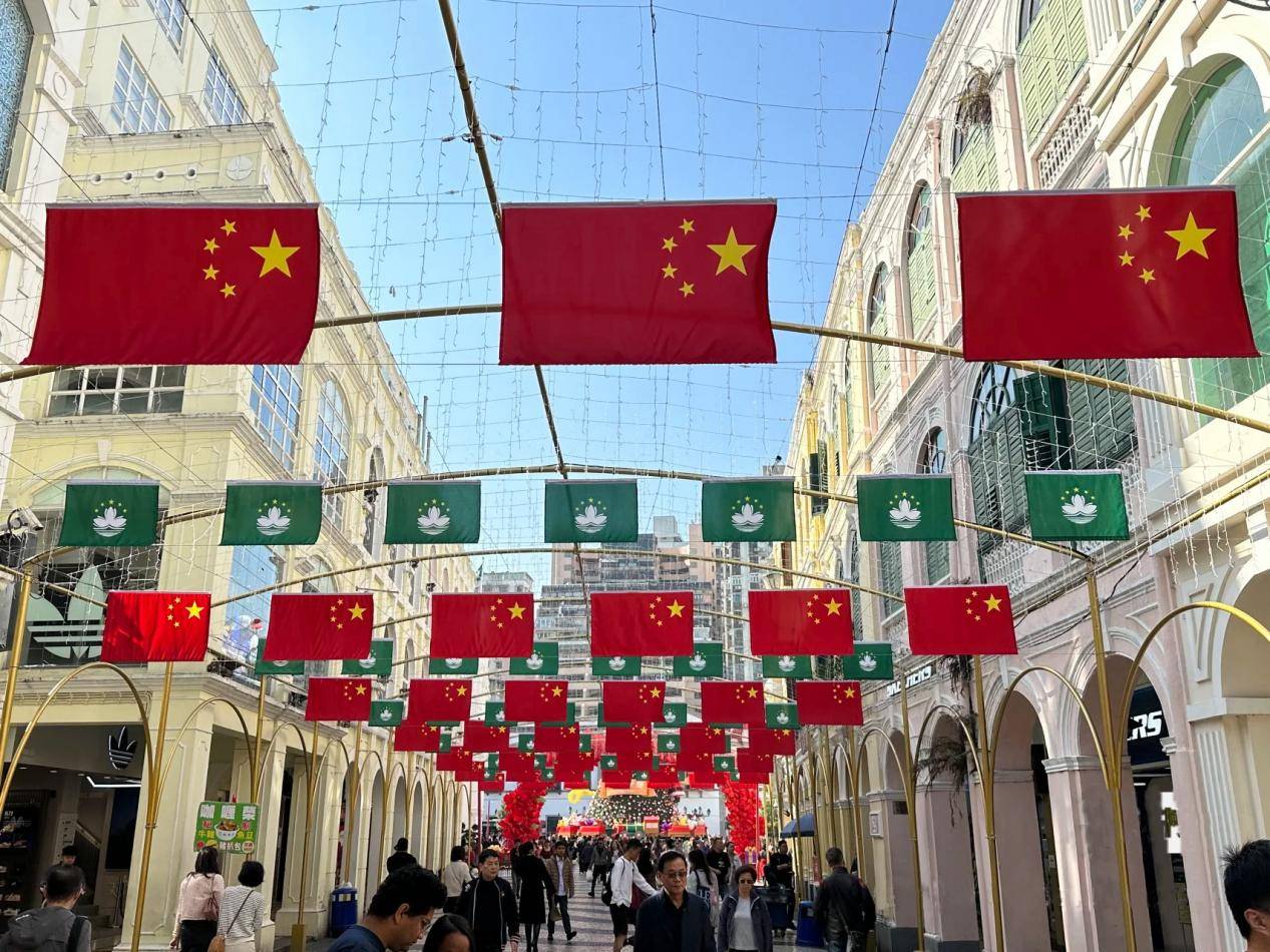 ��回归的那一刻,澳门特别行政区区旗与五星红旗在澳门上空高高