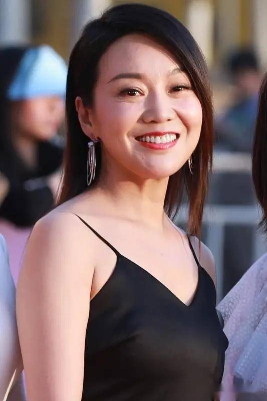 惊艳四座!闫妮饱满性感,魅力十足让人无法忘怀!_生活_角色_行动