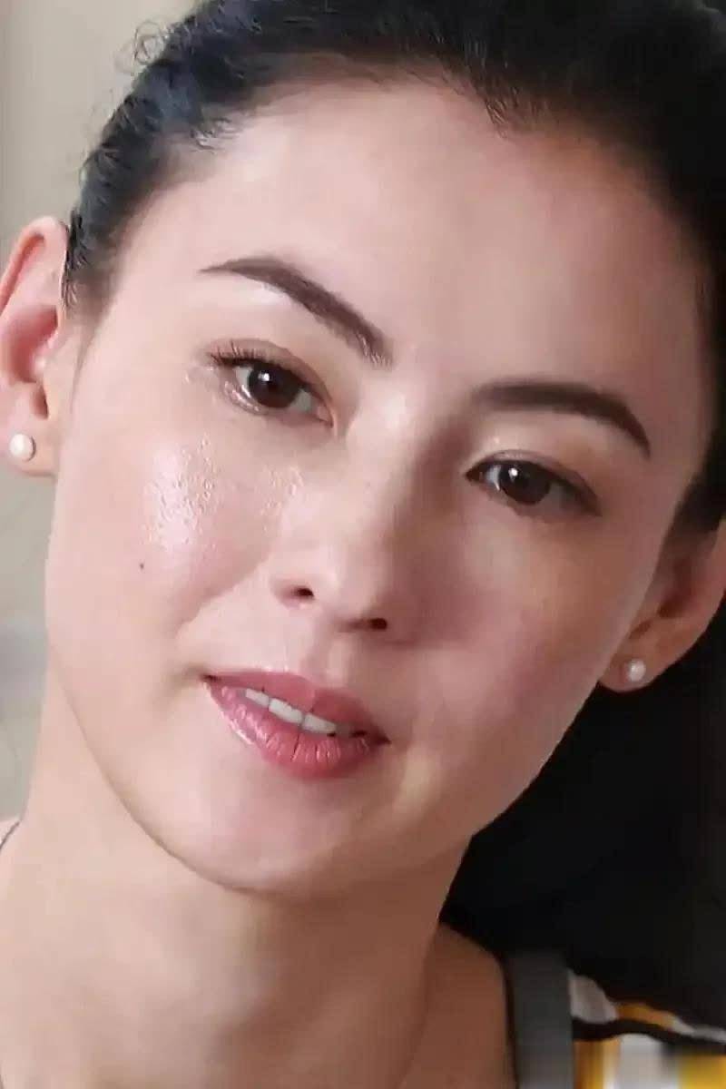 张柏芝美人在骨不在皮!长卷发温柔骨相顶级,颜值身材不输年轻!