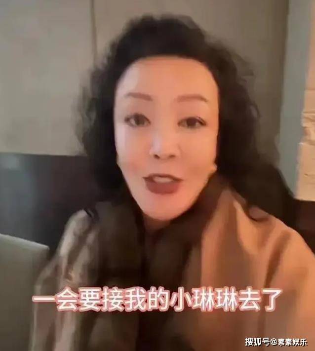 大S女儿变壮了 过马路让杨阿姨牵着手 比汪小菲还要高