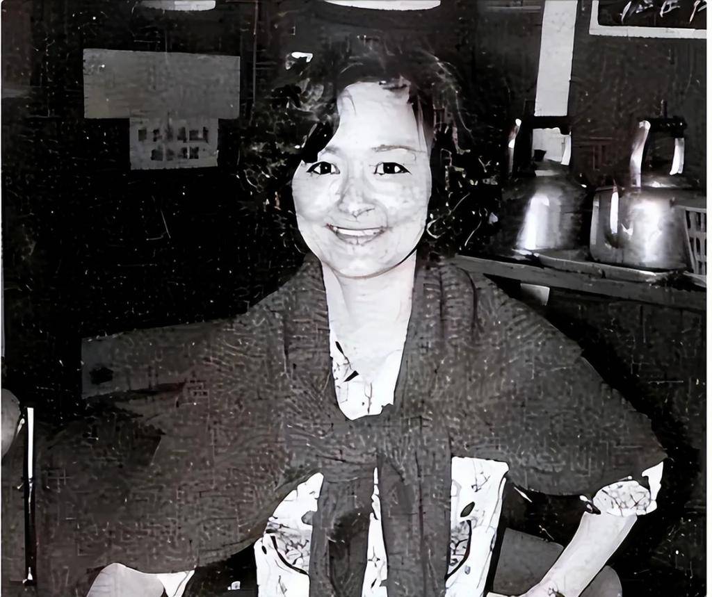 48岁为娶李小龙嫂子,背叛怀孕八个月的妻子