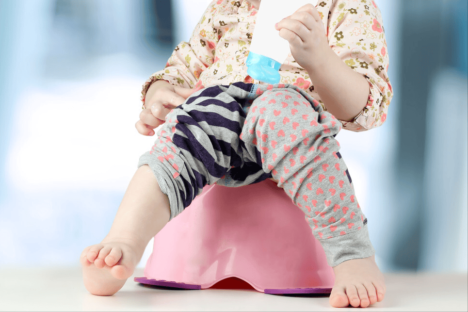 第三件事,教宝宝学会坐马桶.刚开始他可能会反抗不配合,倒也不必强迫