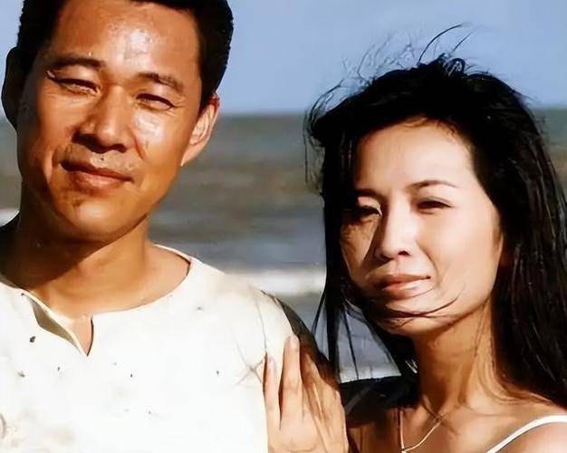 霍凡,嫁给大12岁张丰毅,结婚30年却不要孩子,她到底图什么?_张博宇_家庭_儿子