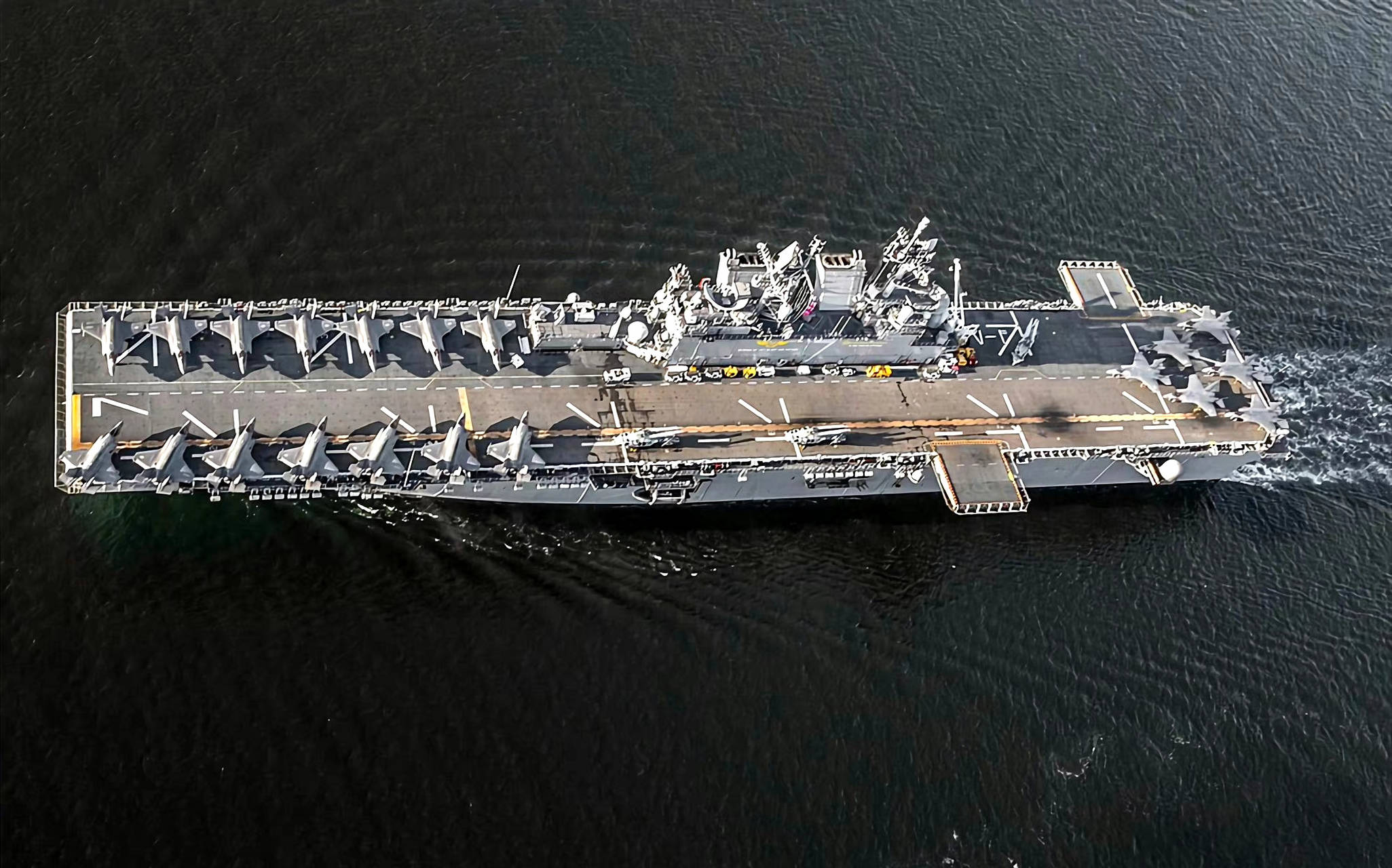 076两栖攻击舰即将下水，设想发展垂直起降战机成功，中国航母将变更多_的甲板_弹射技术_舰载机