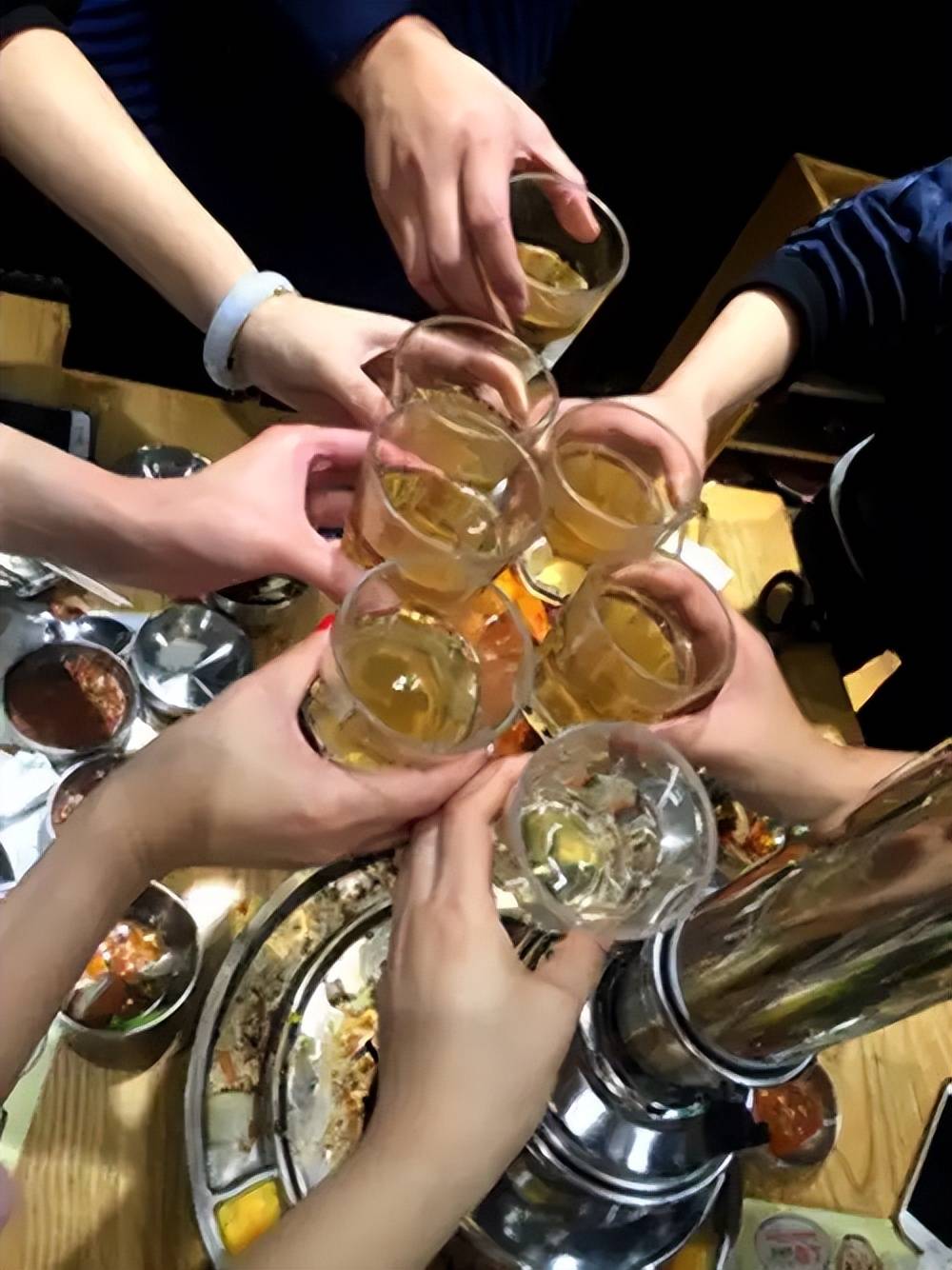 期间,红酒,啤酒,白酒轮番上阵,三人都喝得酩酊大醉,当看到谭明明东倒