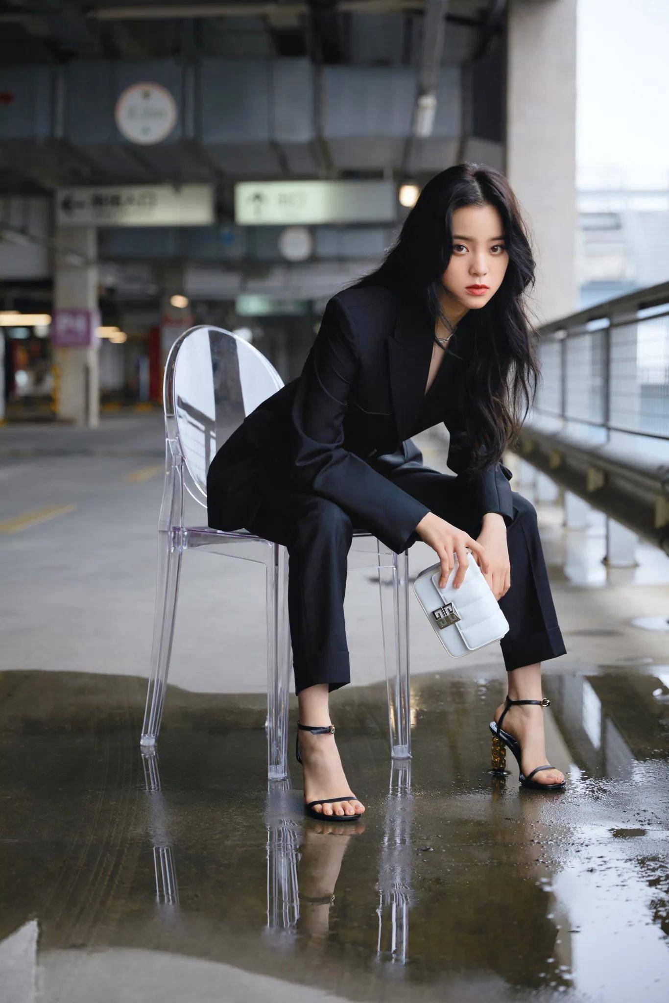 褪去青涩的欧阳娜娜,24岁的她长得亭亭玉立,已不是小女孩