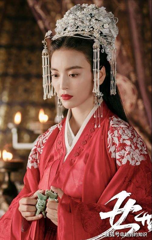 所以,在一些"雌雄莫辨"的演员盘点中,都能看到尤靖茹与刘美彤