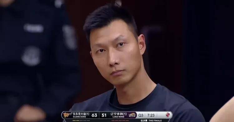 好久不见！媒体人：球迷在广东清远偶遇易建联 还收获联哥的亲签_阿联高尔夫球场偶遇网友_阿联洛杉矶露面