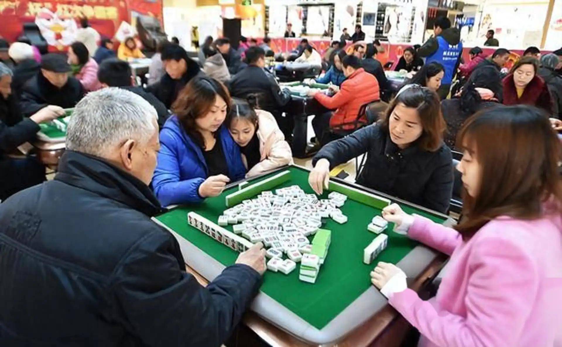 重庆麻将馆几乎天天爆满,那些整天坐在里面的人,是靠啥谋生的?