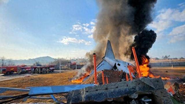 图片[1]-韩国济州航空波音737客机撞地爆炸，全飞机181人，为什么只有2名乘务员生还？ -华闻时空