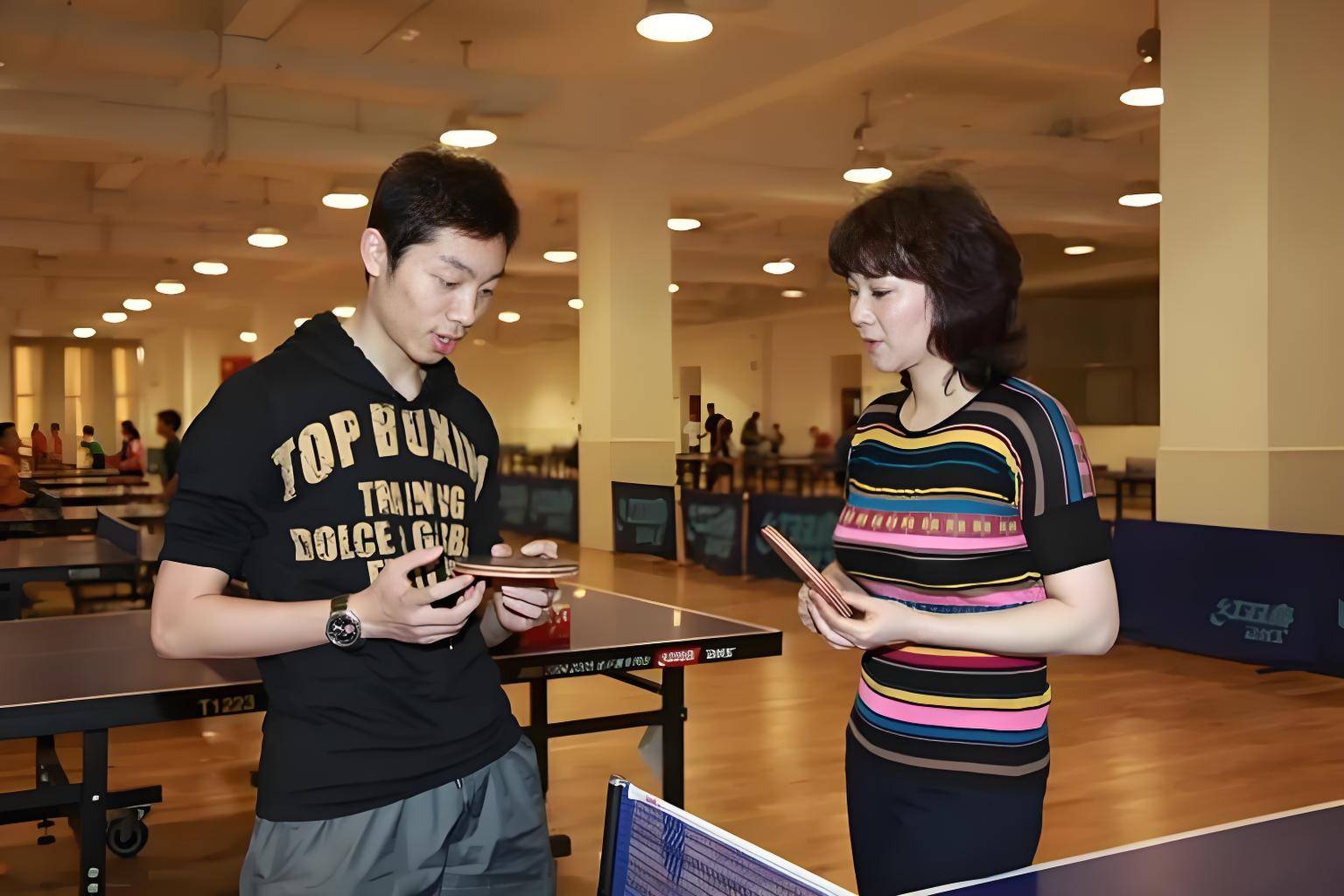 学习到了精湛的球技,而曹燕华则是他这段旅程中的重要引路人,许昕曾