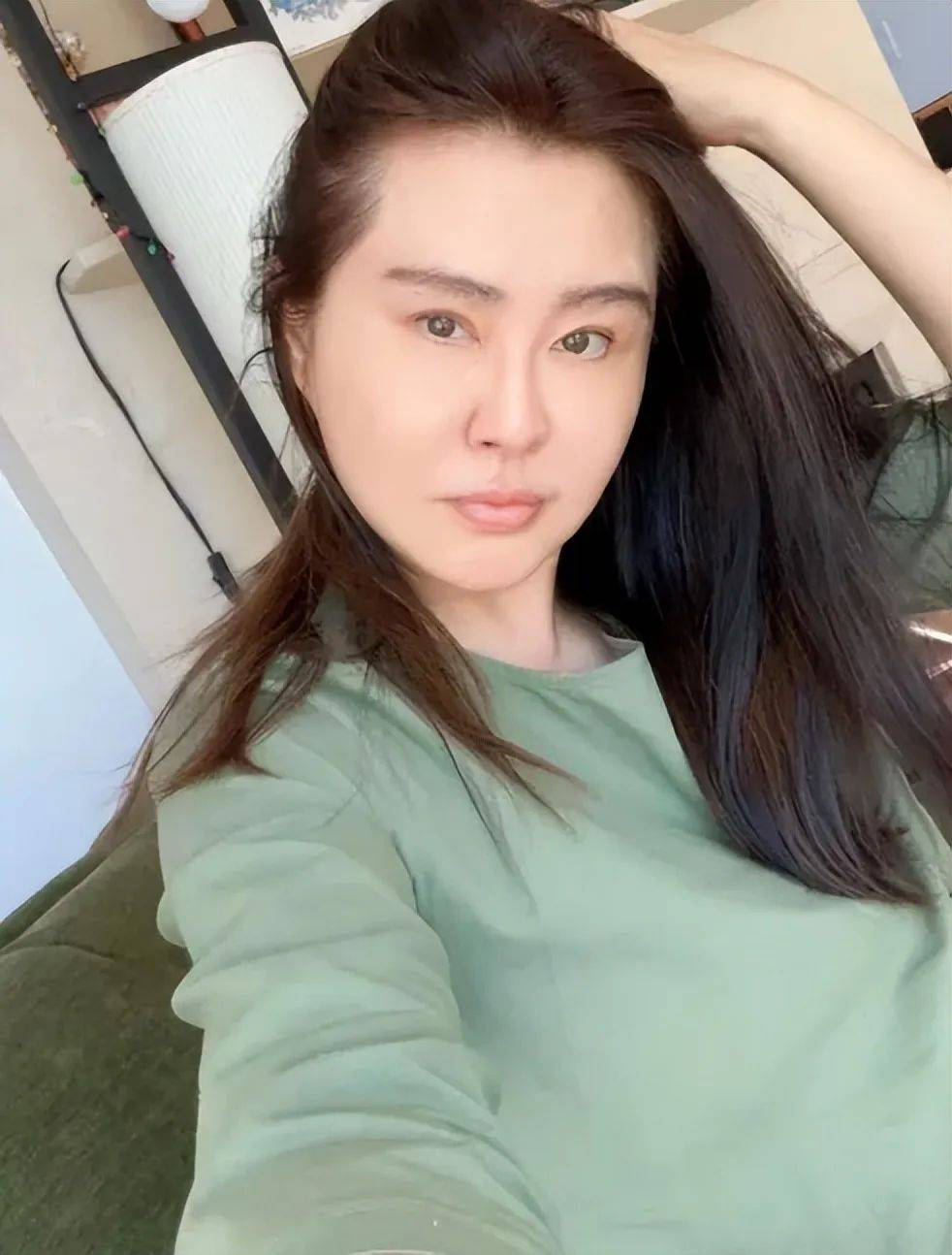 看了57岁王祖贤的怼脸自拍照,彻底治好了我的容貌焦虑!