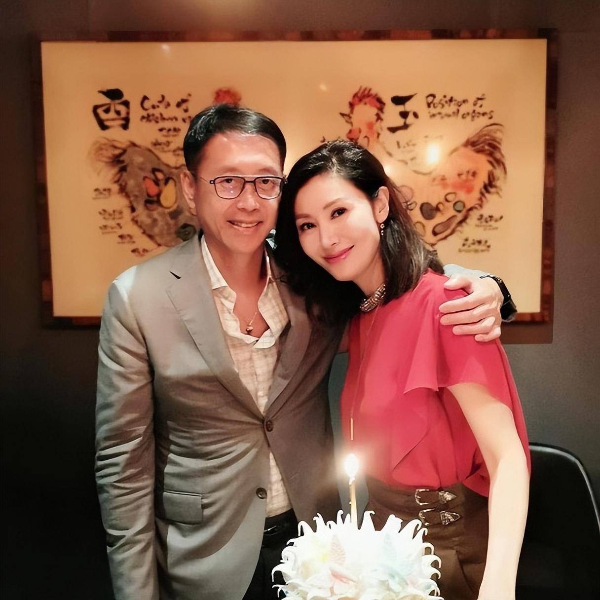 李嘉欣发文晒照撒狗粮,与老公国外滑雪,许晋享望着妻子满眼爱意