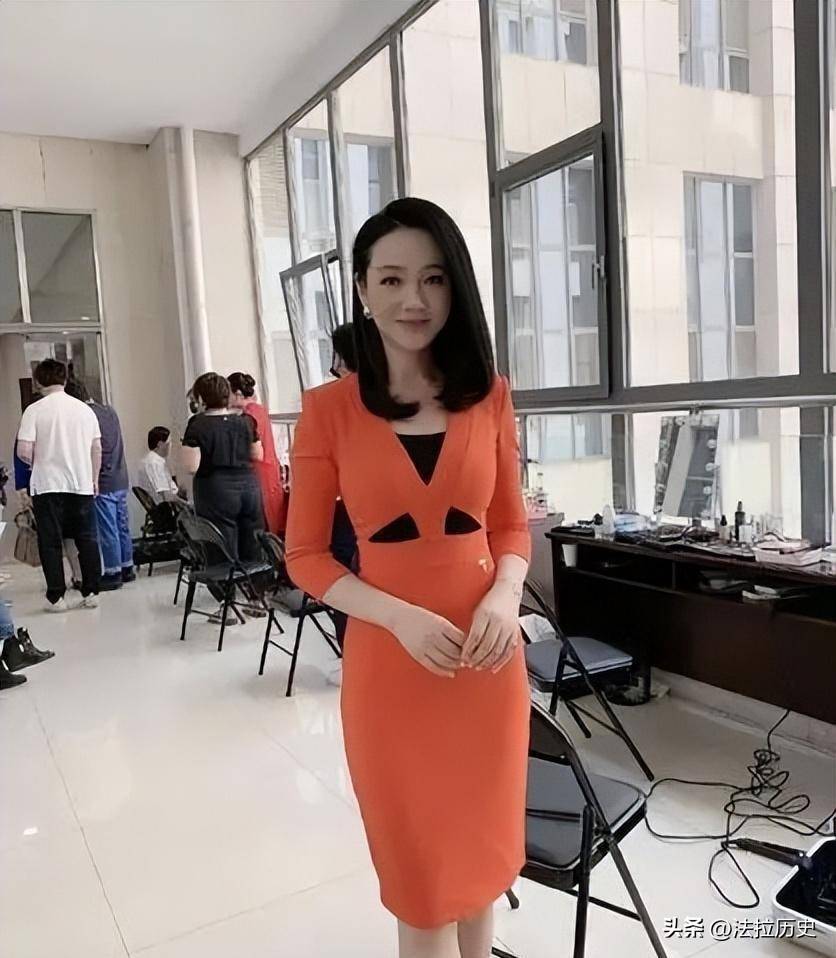 她是著名美女主持人,嫁给神秘老公生下三个孩子,51岁仍宛如少女_周群_事业_家庭