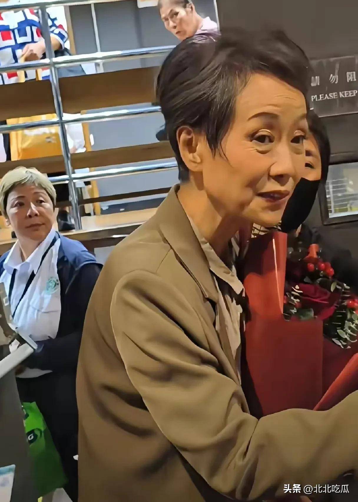 61岁叶童香港行生图身躯佝偻满脸皱纹不老女神只是美颜强大