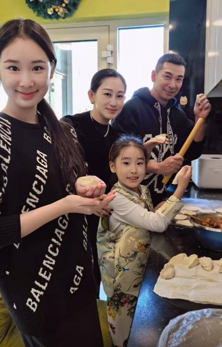 赵文卓一家四口包饺子,全家共用一张脸,44岁张丹露越活越年轻