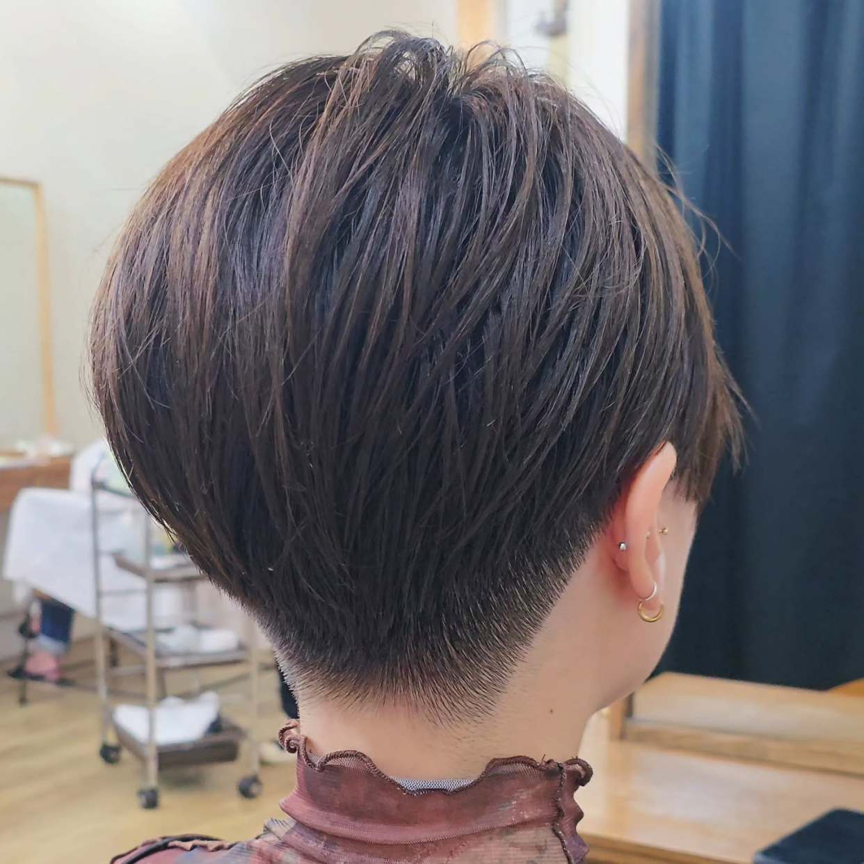 推边短发:利落精致,立体饱满,展现个性与时尚魅力