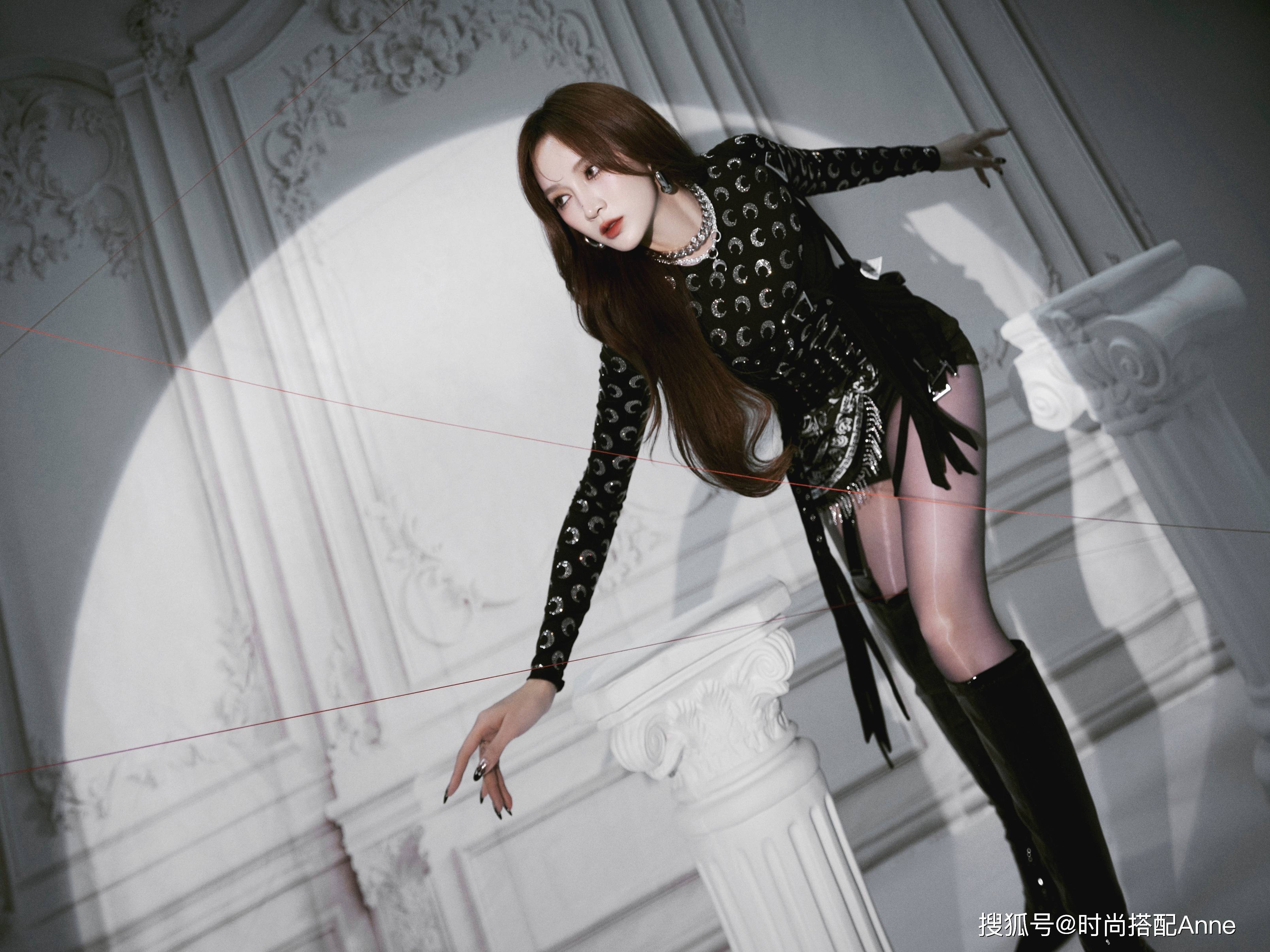 孟佳油亮黑丝 皮靴造型,性张力拉满!