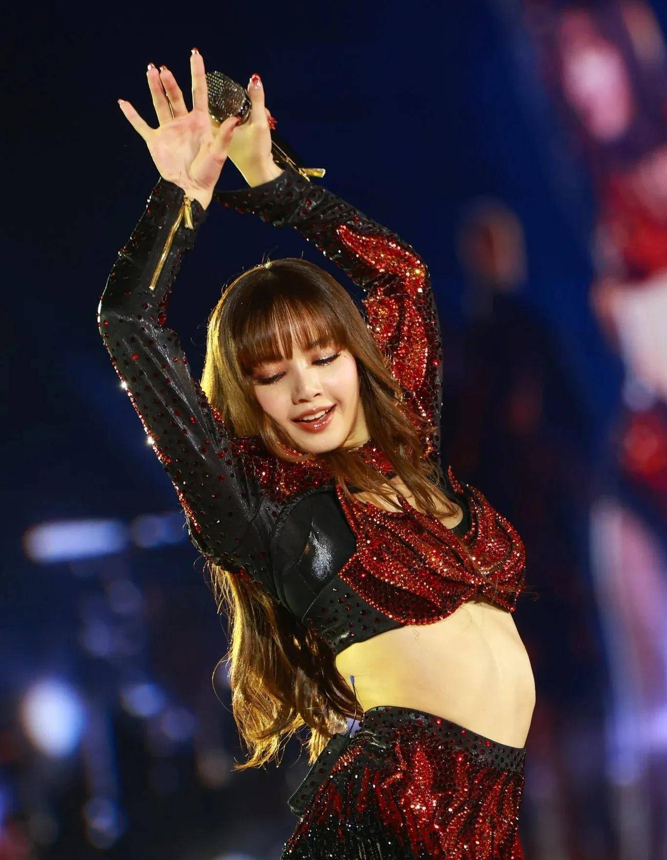 lisa参加泰国跨年表演活动,和泰国总理同框,lv三公子陪她工作_舞台