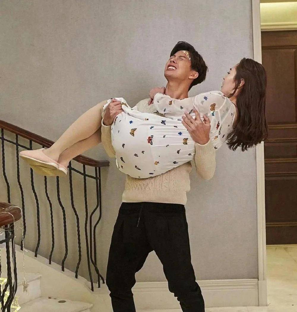 34岁宋轶和外国型男合照,穿紧身裤被公主抱展露超绝腰臀比,男人的眼神