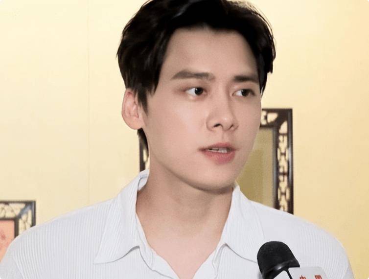 时隔19个月,李易峰再被曝近况!这一次,把他送上热搜的不是王 