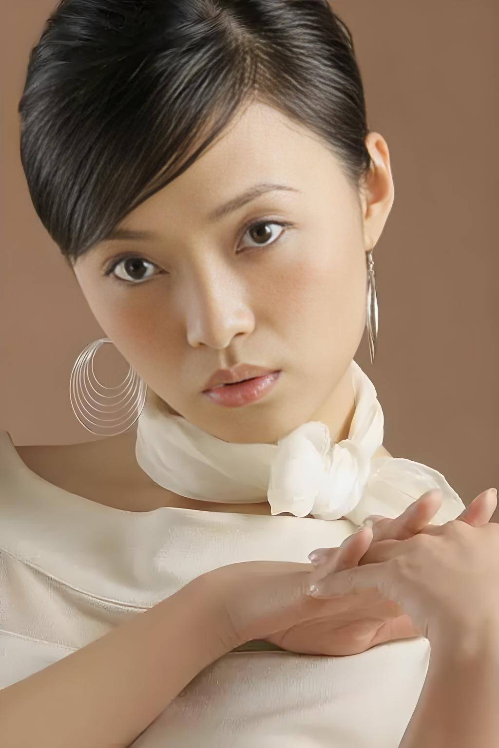 秀儿的扮演者梁林琳,是年代剧的常客,在许多类似的剧中都有过精彩的