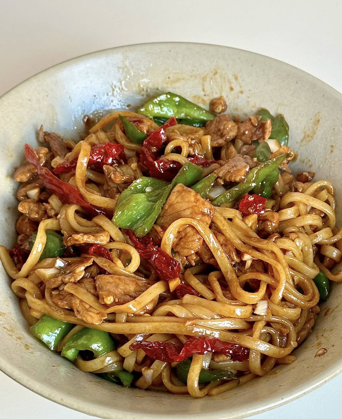 尖椒肉片炒面:家常美味的极致演绎,轻松在家复制餐馆级风味